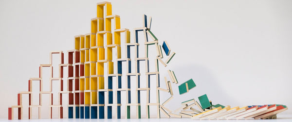 Eine große Mauer aus PESTAS-Dominosteinen fällt pektakulär in sich zusammen.