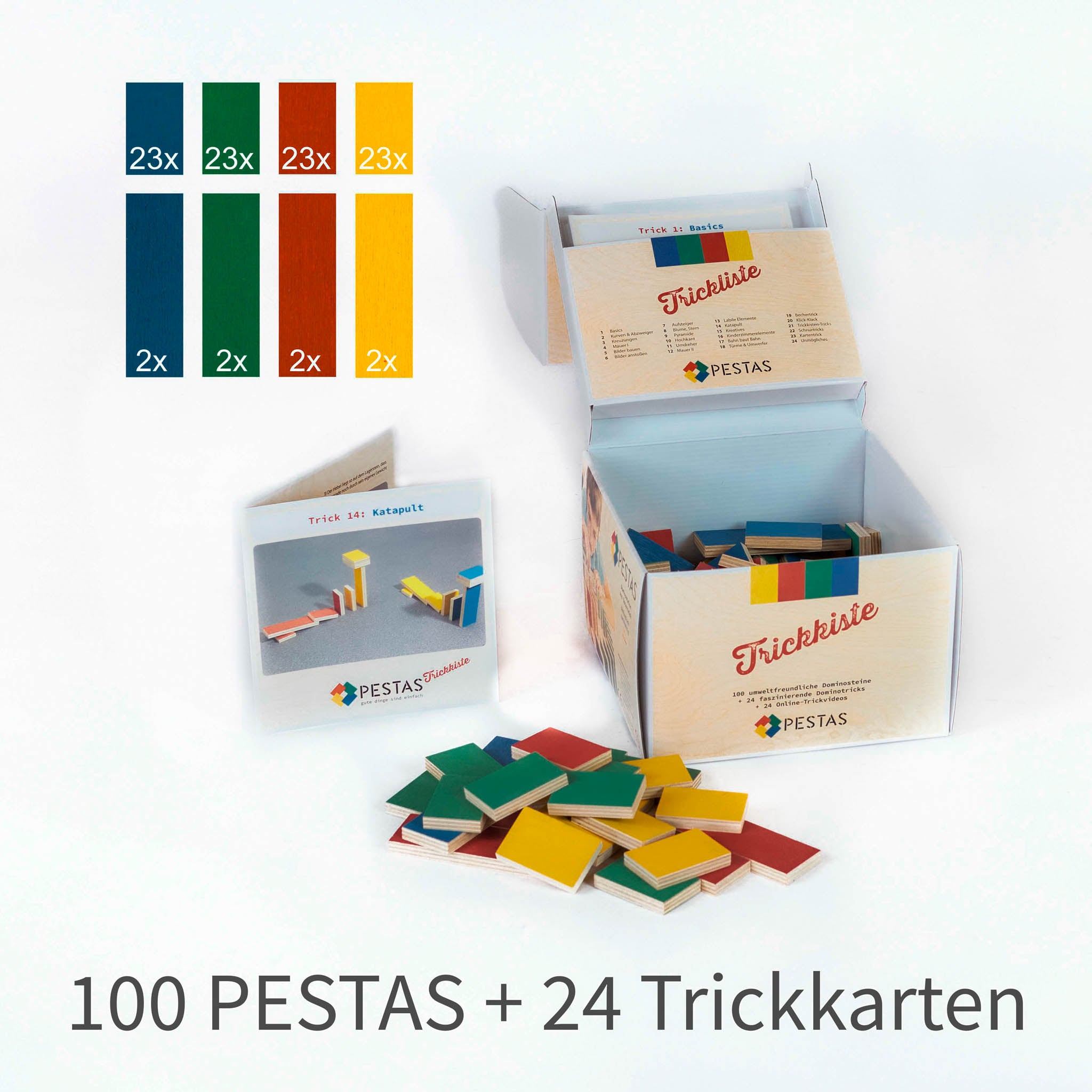Produktbild PESTAS-Trickkiste | Das Bild zeigt die geöffnete PESTAS-Trickkiste. Im Vordergrund sind einige PESTAS-Steine aufgehäuft, neben der Kiste ist eine Trickkarte aufgestellt. 
Beschriftungen beschreiben den genauen Inhalt der Trickkiste: 100 PESTAS +24 Trickkarten.
Je 23 Stk kleine PESTAS in den Farben Blau, Grün, Rot und Gelb und je 2Stk große PESTAS ebenfalls  in den Farben Blau, Grün, Rot und Gelb
